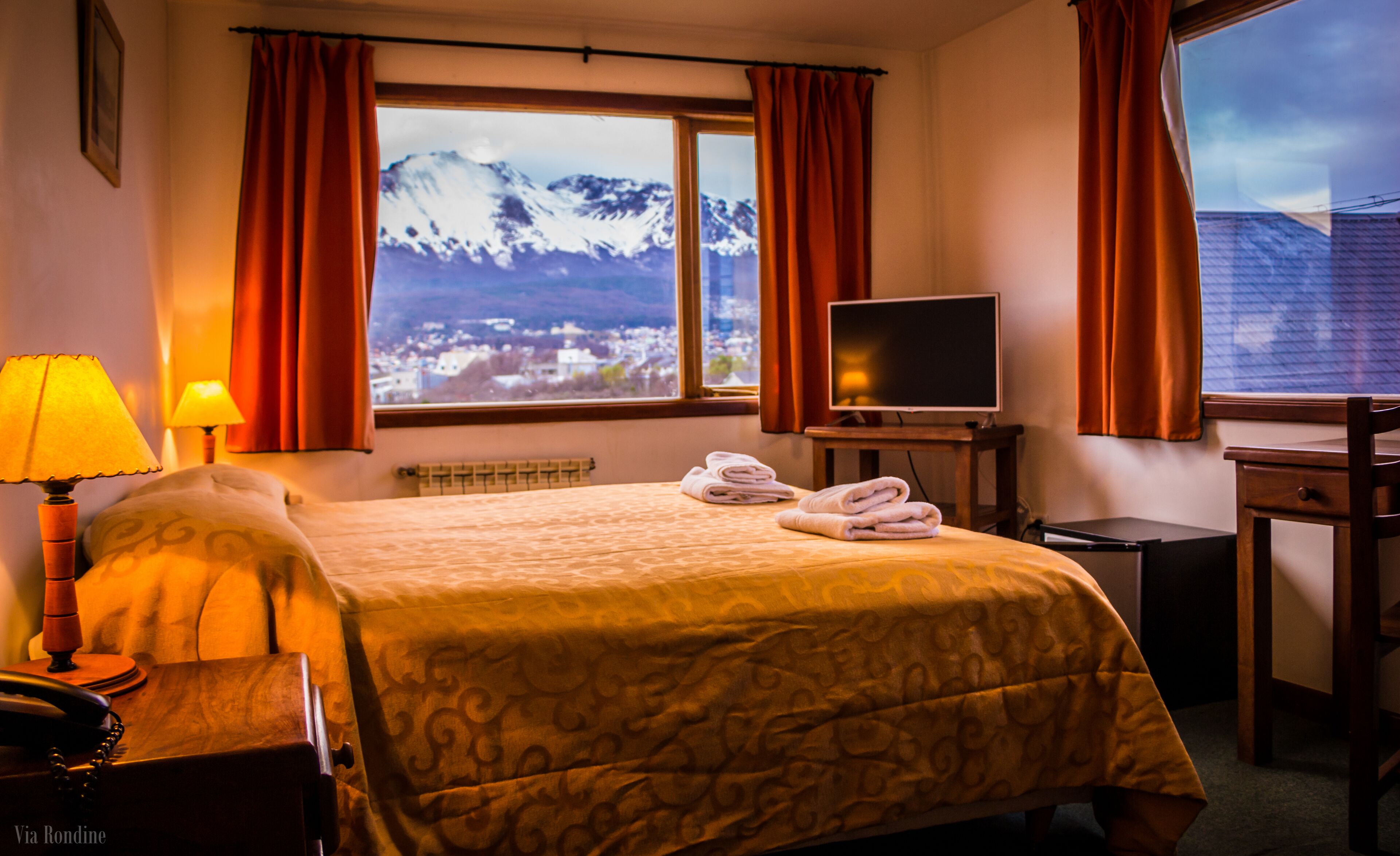 Minibar, caja de seguridad en la habitación, wifi gratis y ropa de cama 