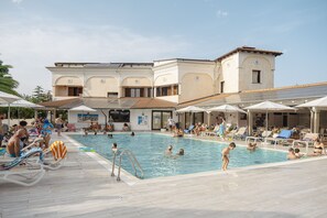 季节�性开放的室外游泳池