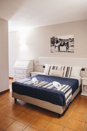 Minibar, bureau, draps fournis