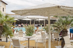 บริการอาหารเช้า อาหารกลางวัน อาหารเย็น, บริเวณรับประทานอาหารกลางแจ้ง