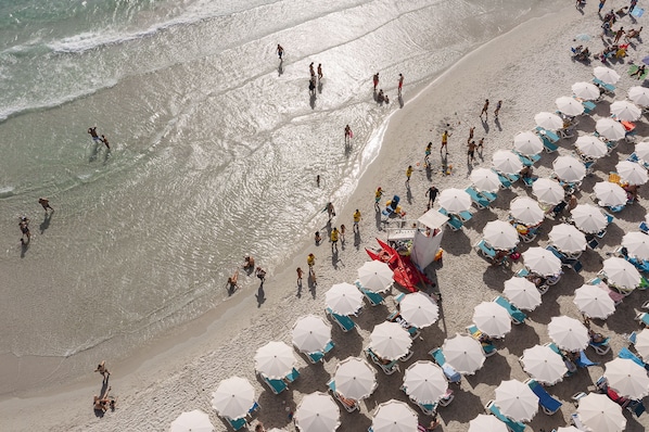 在附近的私人海滩、白沙