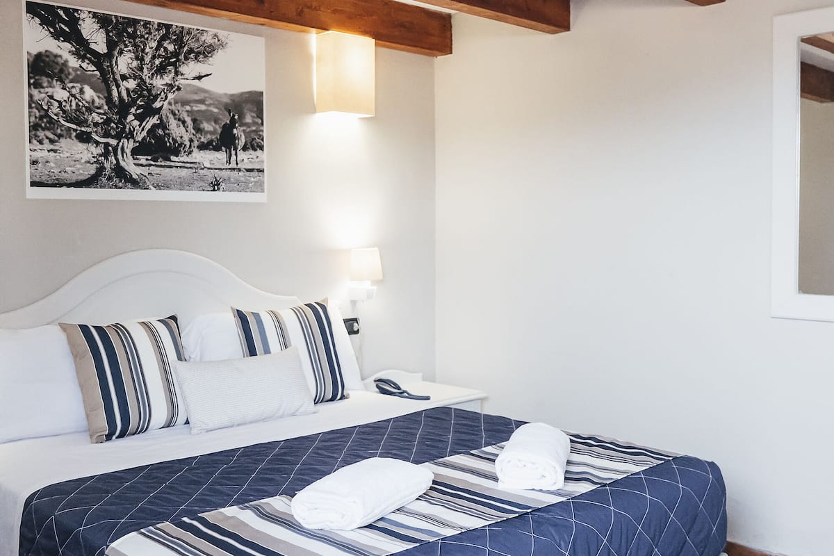 Comfort driepersoonskamer | Een minibar, een bureau, beddengoed