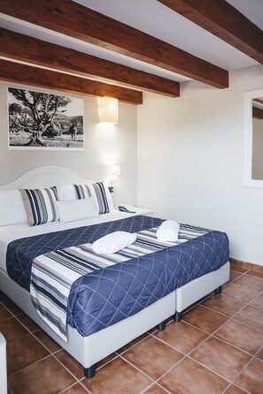 コンフォート トリプルルーム | ミニバー、デスク、ベッドシーツ