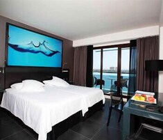 Caja fuerte, escritorio, cunas gratuitas y camas supletorias