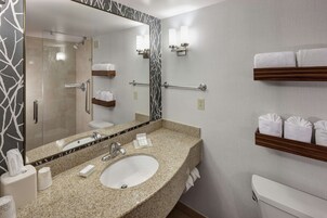 Combined shower/tub, free toiletries, hair dryer, towels