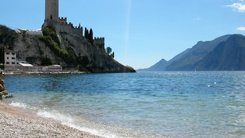 Una spiaggia nelle vicinanze, sabbia bianca