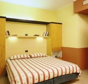 Habitación doble económica, 1 cama Queen size | Caja de seguridad en la habitación, wifi gratis y ropa de cama