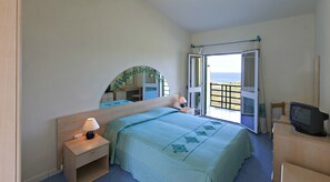 Værelse | 1 soveværelse, minibar, pengeskab på værelset, individuelt design