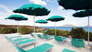 Privat strand, solsenger, parasoller og snorkling