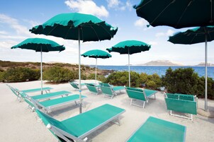 Playa privada, sillas reclinables de playa, sombrillas, snorkel