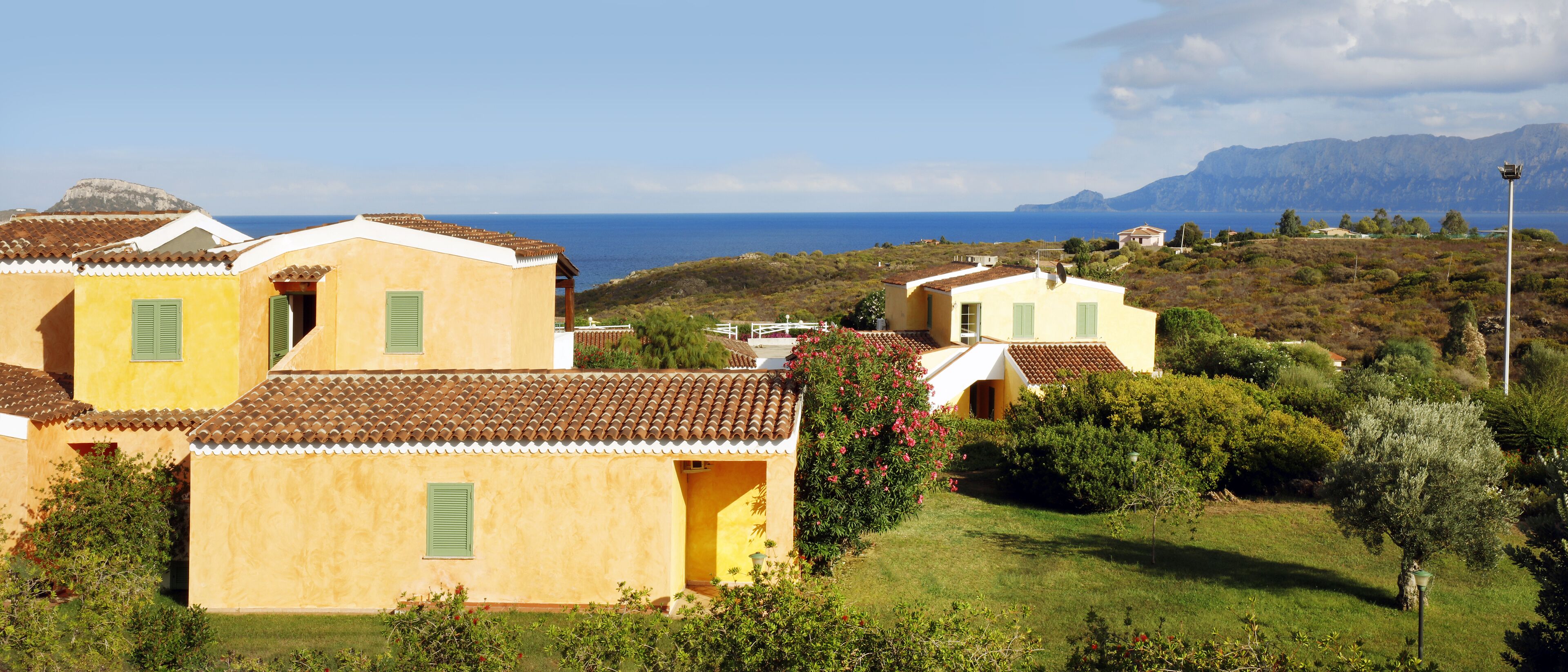 Un pueblo costero con arquitectura mediterránea tradicional, caracterizado por techos de tejas de terracota y paredes de colores pastel.