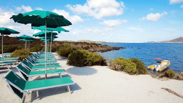Privat strand, solsenger, parasoller og snorkling