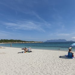 Playa privada, sillas reclinables de playa, sombrillas, snorkel