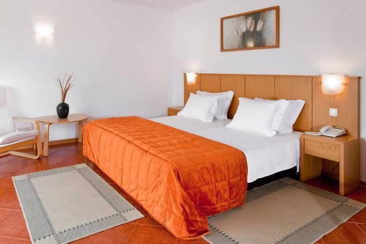 In-room safe, desk, soundproofing, cribs (free)