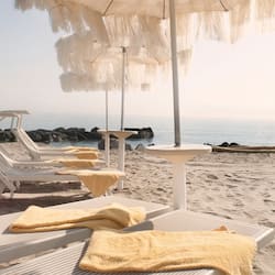 Plage privée, chaises longues, parasols, bar de plage