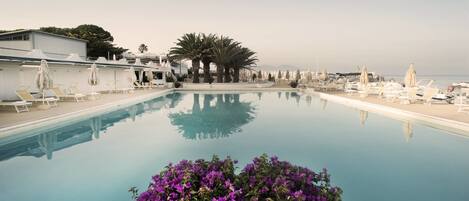 Piscine extérieure (ouverte en saison), parasols de plage