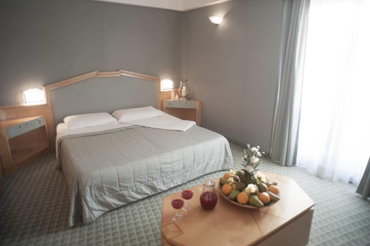 Junior suite | Luxe beddengoed, een minibar, een kluis op de kamer, een bureau