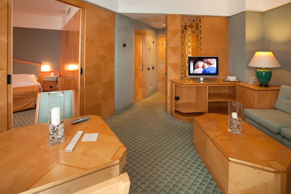 Suite, vista al mar | Ropa de cama de alta calidad y minibar