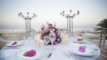 Sajian masakan Mediterania dengan pemandangan laut