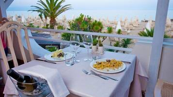 Cocina mediterránea con vista al mar