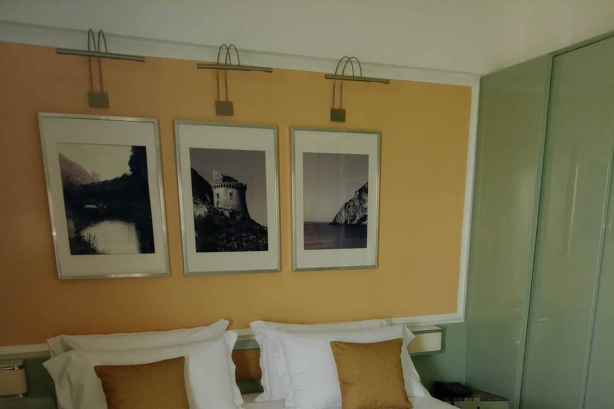 Ropa de cama de alta calidad y minibar