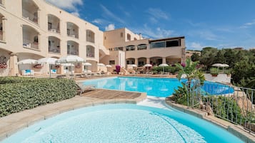 Seasonal outdoor pool, pool umbrellas, sun loungers