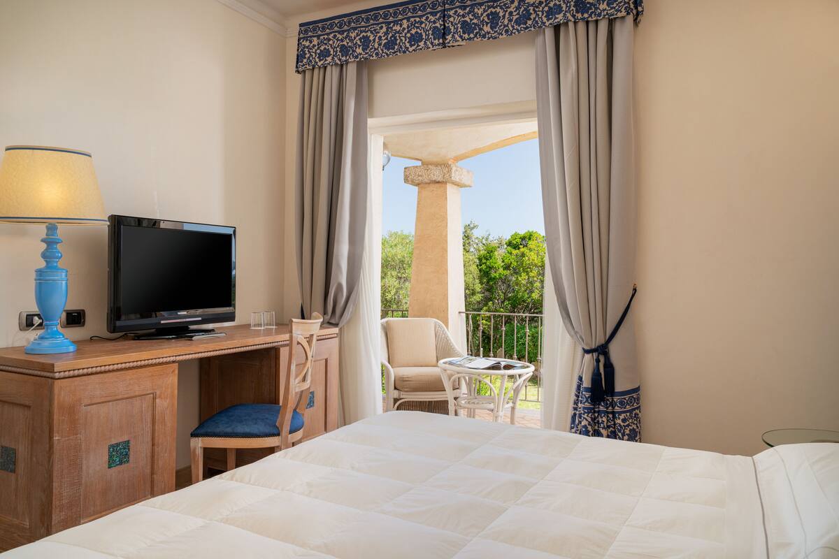 premium bedding, select comfort beds, minibar, in-room safe