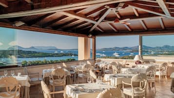 Breakfast, lunch and dinner served