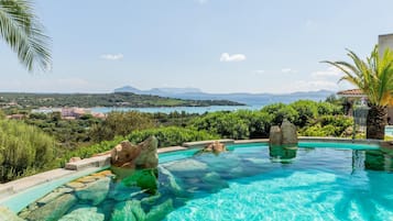 Alberca al aire libre por temporada y sombrillas en la alberca