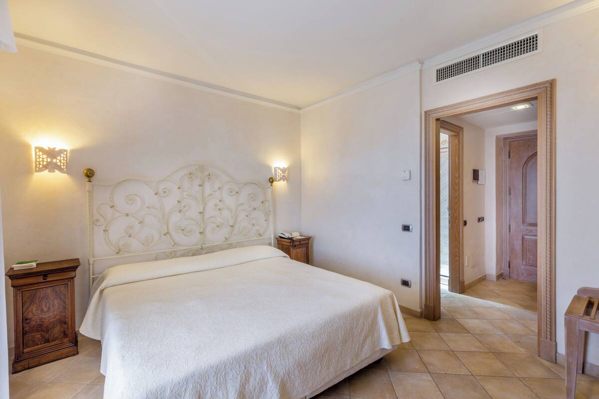 premium bedding, select comfort beds, minibar, in-room safe