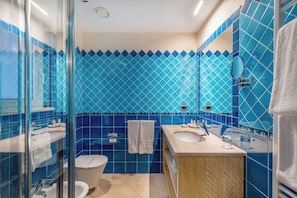 Douche, articles de toilette de luxe, sèche-cheveux, chaussons
