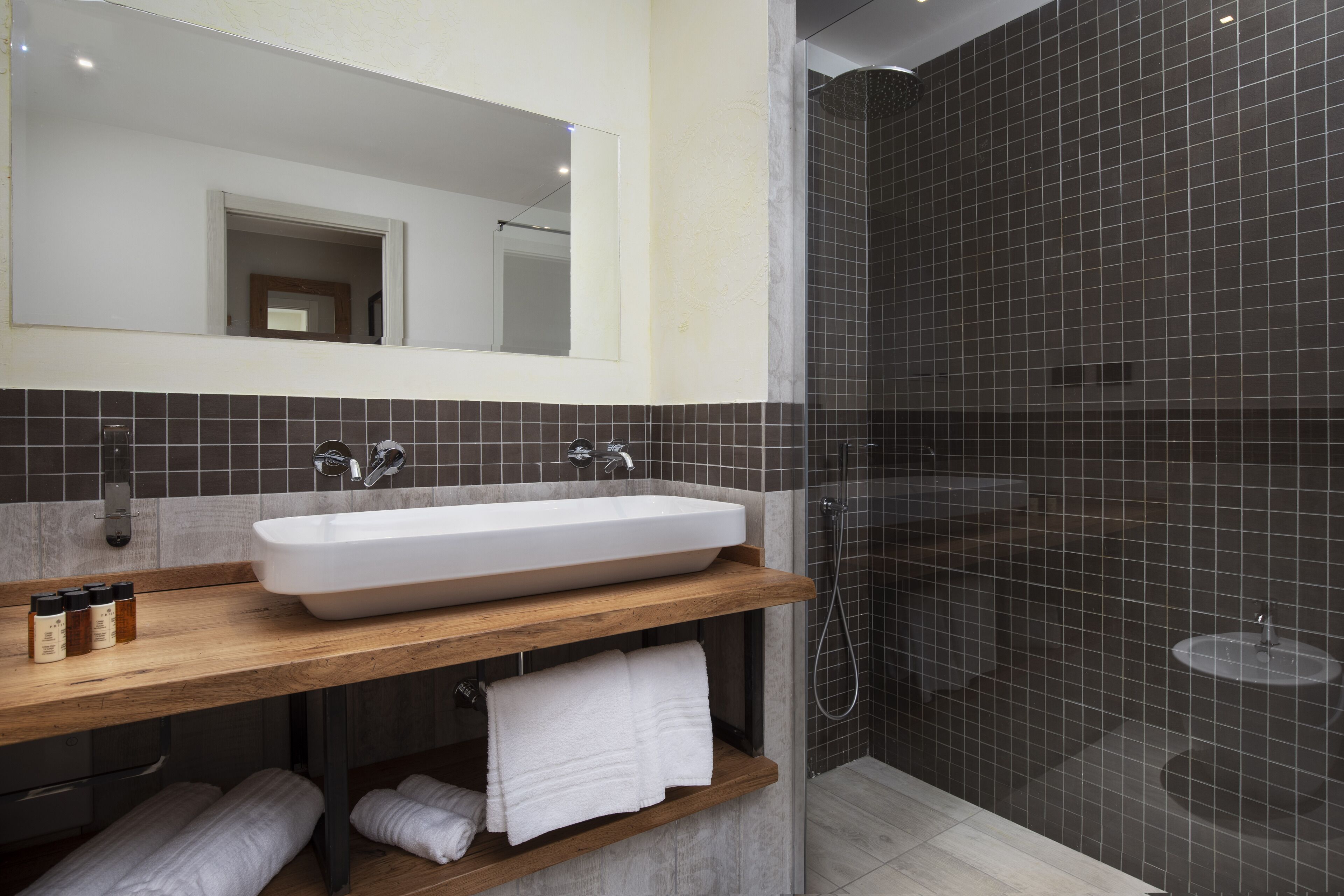 design suite | bathroom | shower, free toiletries, hair dryer, bidet