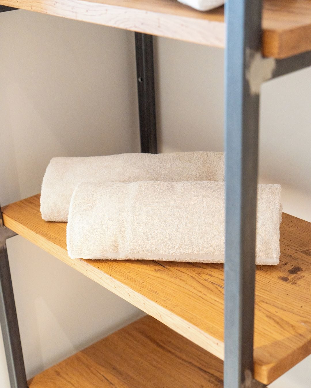 Een houten plank met twee witte handdoeken.