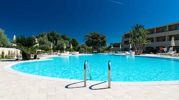 Piscine extérieure (ouverte en saison), parasols de plage