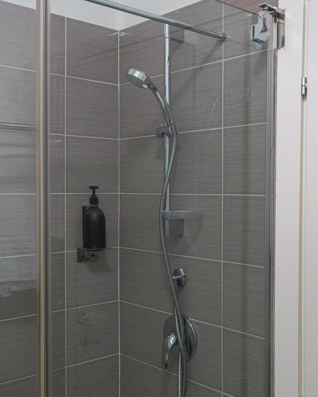 Eine begegnete Dusche mit Duschbrause und Handbrause.