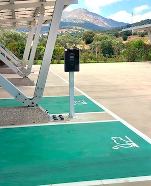 Electric vehicle charging station