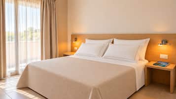 Une chambre d’hôtel avec un grand lit, deux tables de chevet et une vue sur l’extérieur par une fenêtre munie de rideaux.