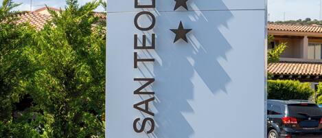 Señal para HOTEL SAN TEODORO con tres estrellas.