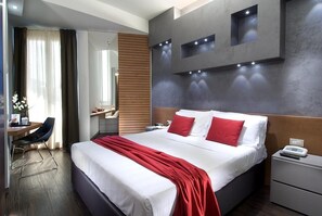 Ropa de cama de alta calidad, cubrecamas y minibar 