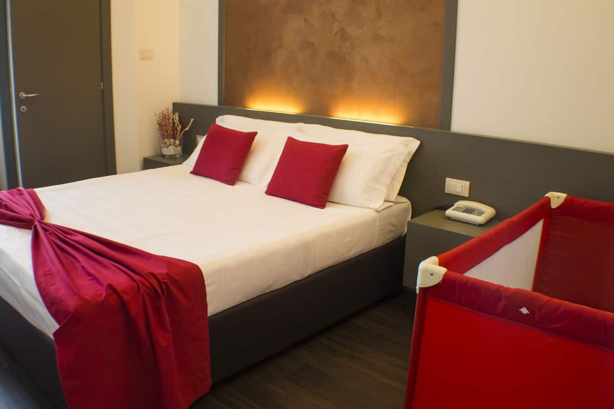 Premium bedding, down comforters, minibar, in-room safe