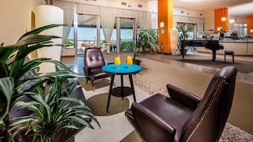 Blick aufs Meer, serviert Mittagessen und Abendessen