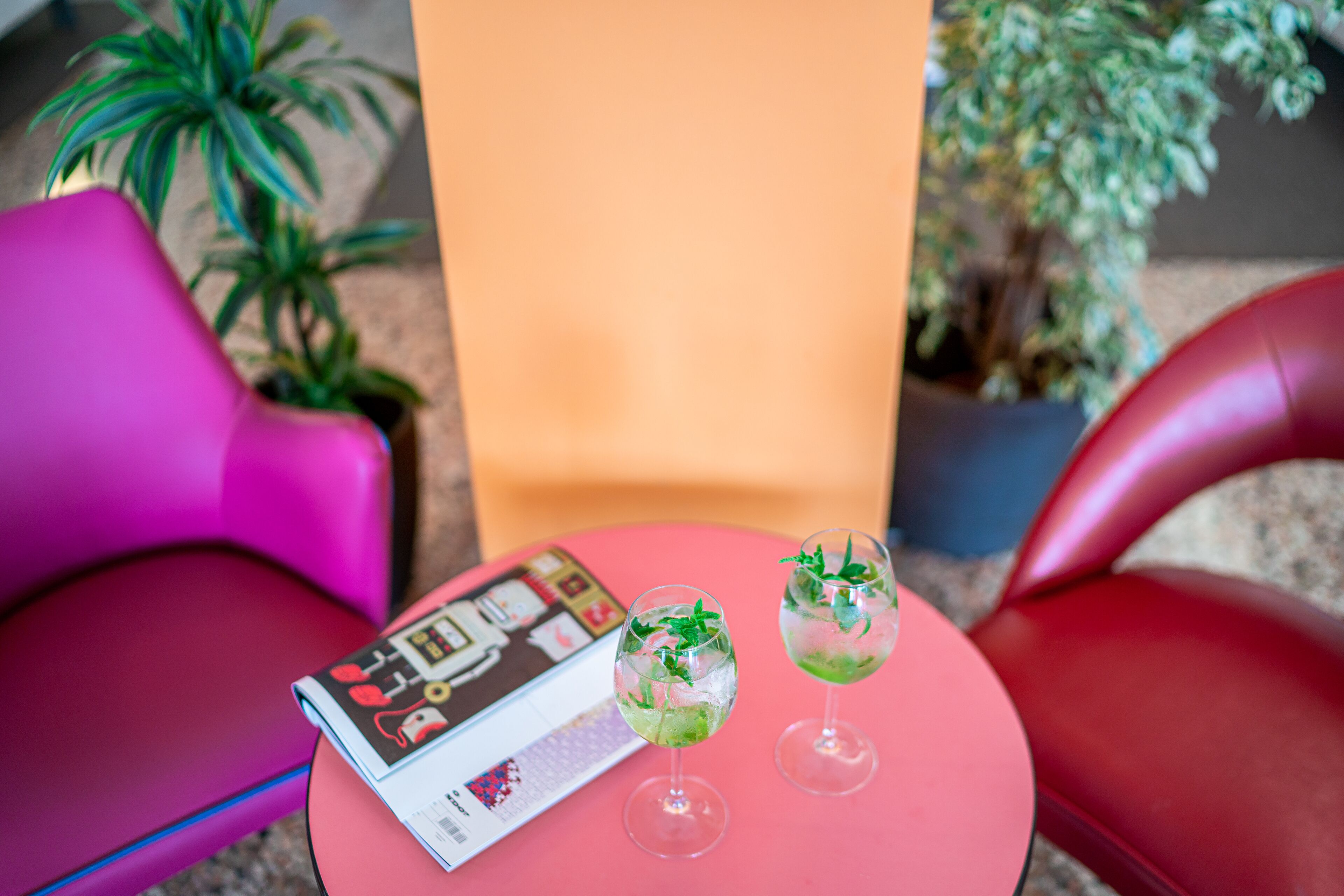 ocean views, serves lunch and dinner