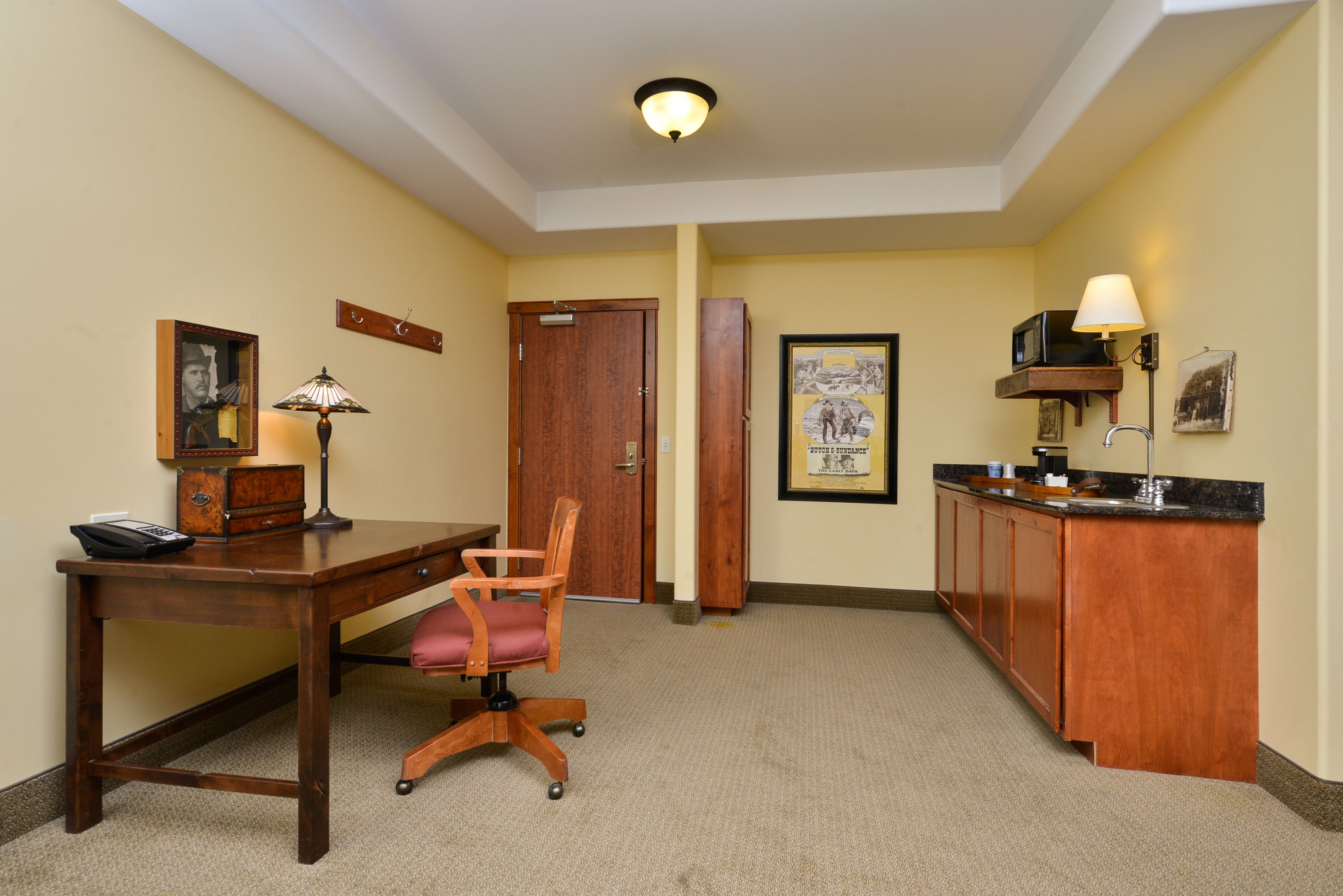 superior room, 1 king bed (king with jetted tub) | living area | flat-screen tv, dvd player, ipod dock