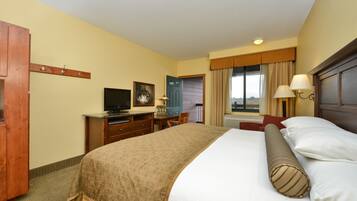 Een kluis op de kamer, een bureau, verduisterende gordijnen