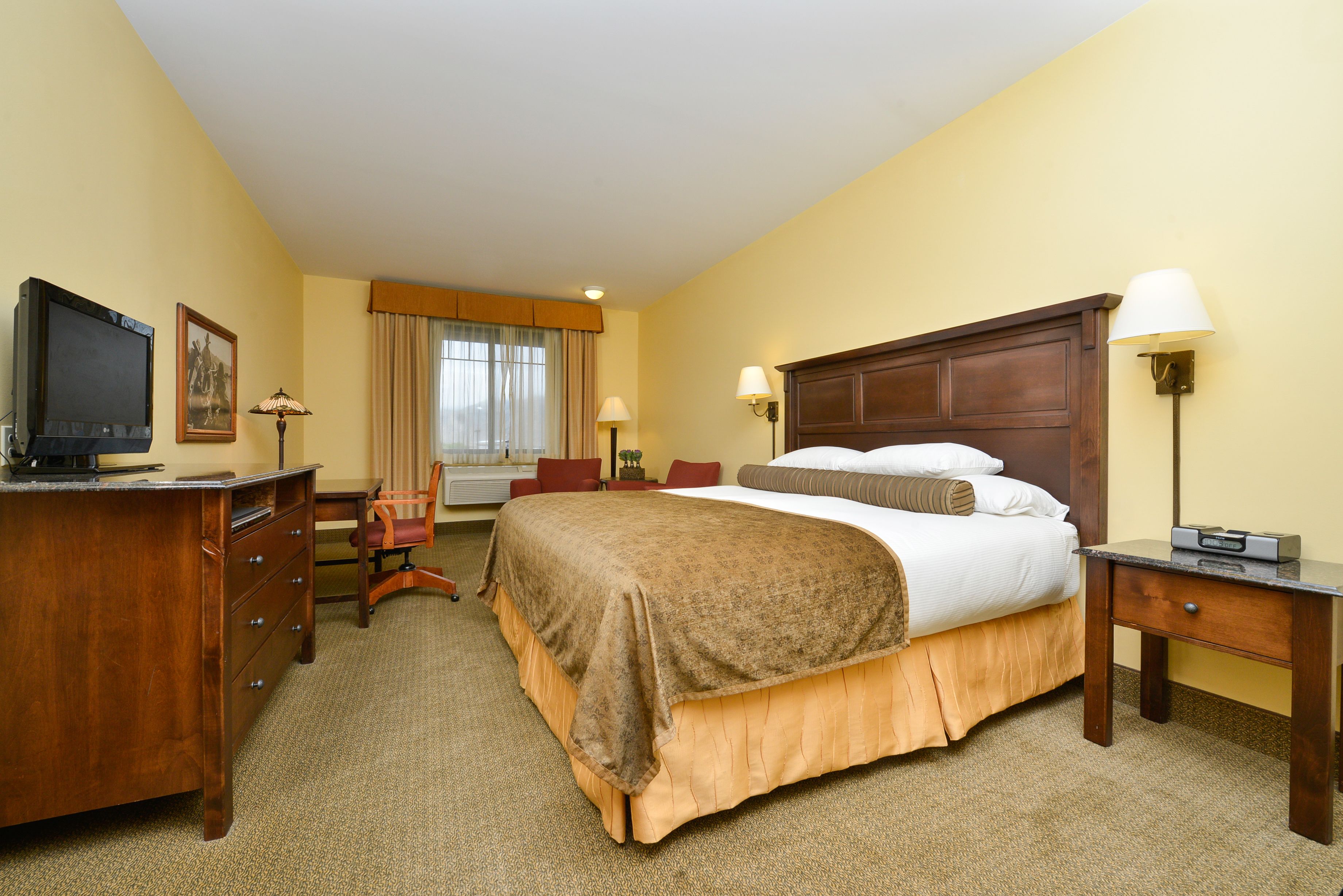 客房内保险箱、办公桌、遮光窗帘、熨斗/熨衣板