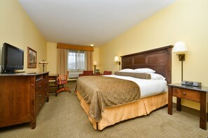 Safe på rommet, skrivebord, blendingsgardiner og strykejern/-brett