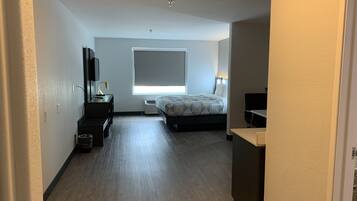 Suite Deluxe, 1 très grand lit, non-fumeur, cuisine | Fer et planche à repasser, accès au Wi-Fi (inclus), literie fournie