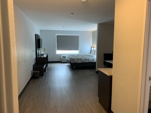 Deluxe Suite, 1 King Bed, Non Smoking, Kitchen | Iron/ironing board, free WiFi, bed sheets