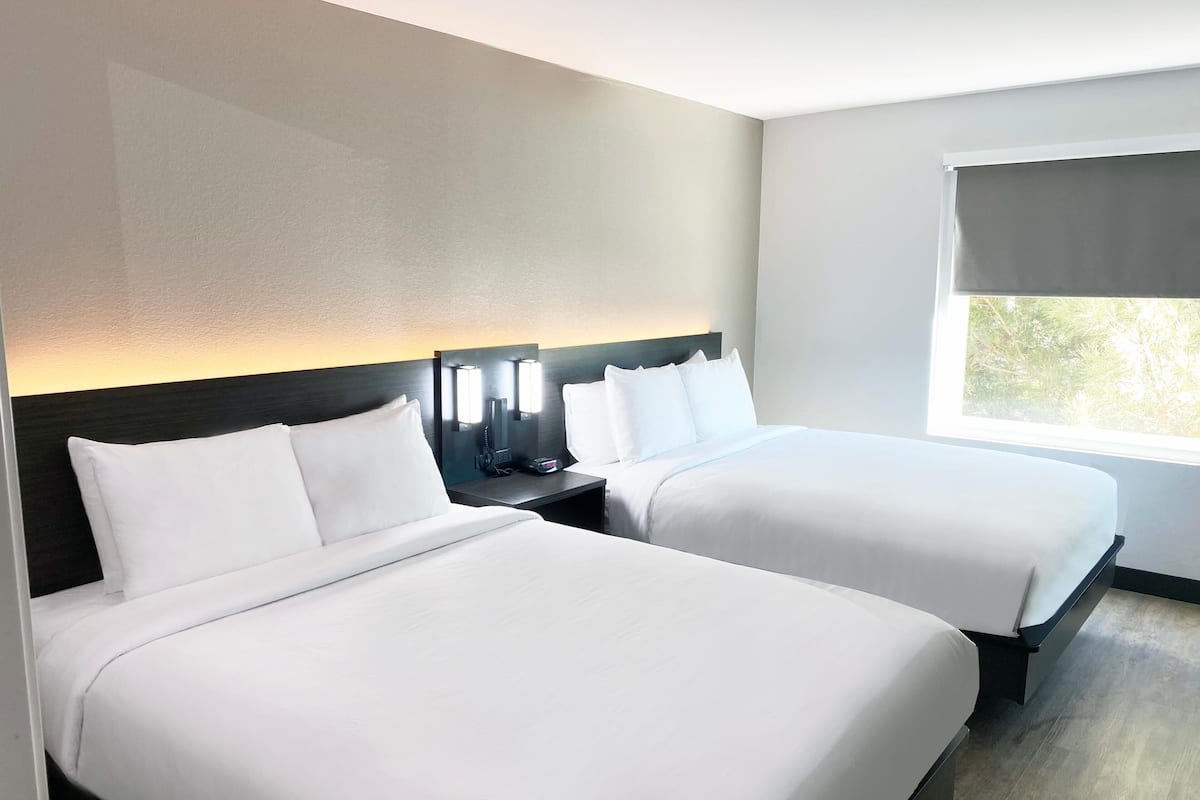 Tabla de planchar con plancha, wifi gratis y ropa de cama