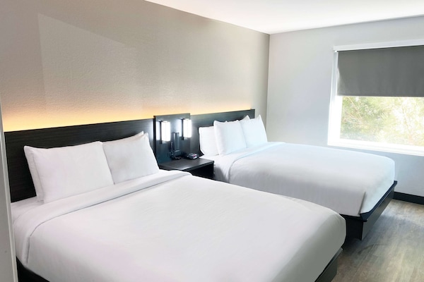 Tabla de planchar con plancha, wifi gratis y ropa de cama